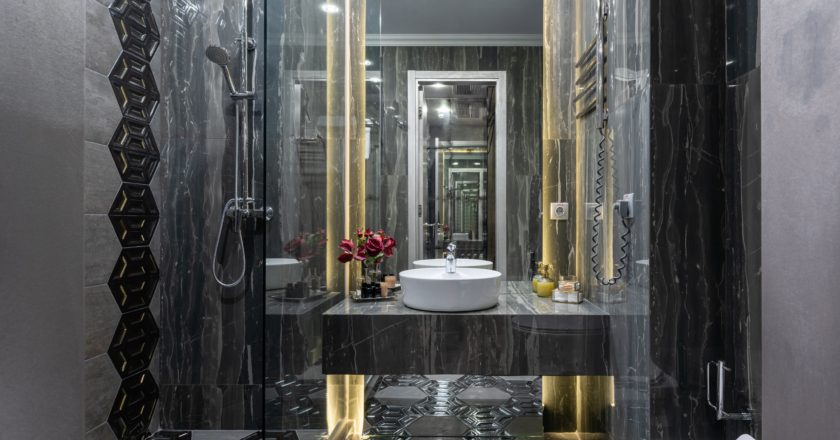 Preto ou dourado: veja qual a melhor escolha para os acessórios de banheiro