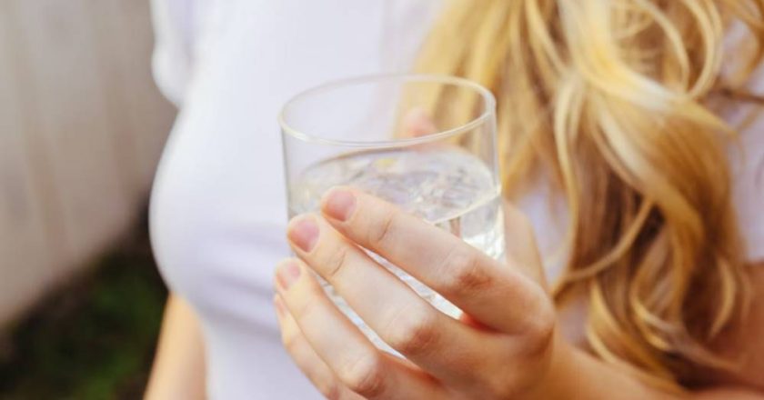 10 sinais de que você está bebendo pouca água
