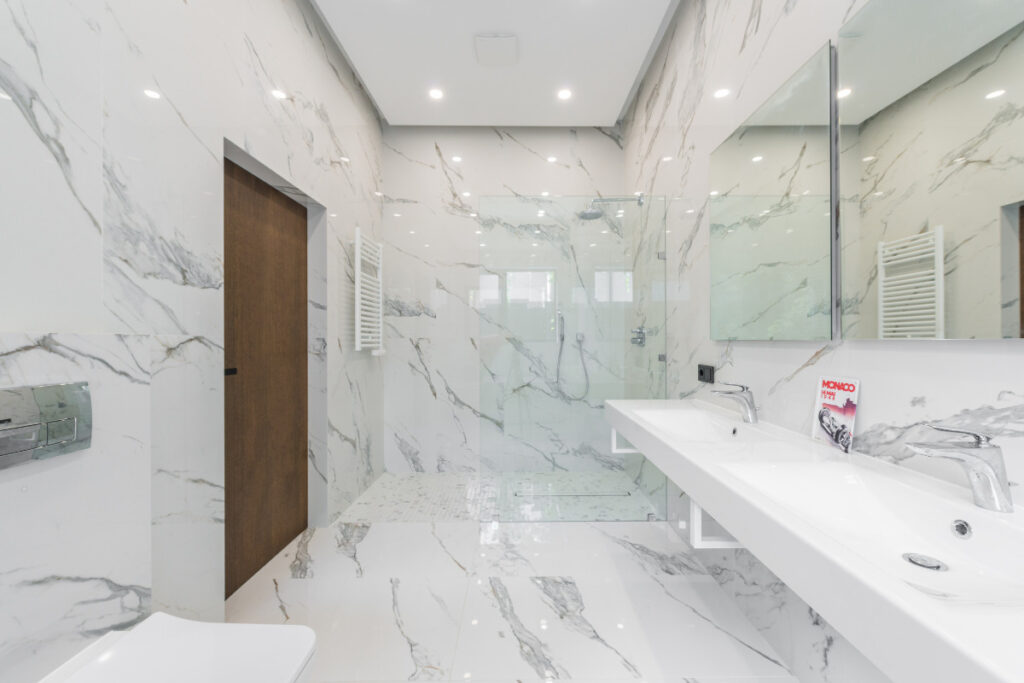 piso do banheiro com porcelanato