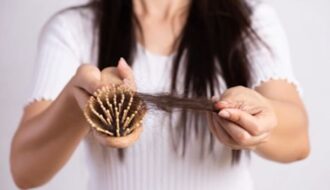 Notar muito cabelo caindo pode ser preocupante, especialmente quando os fios se soltam facilmente, como ao lavar ou apenas ao passar a mão pelos cabelos. Embora seja normal perder entre 50 a 100 fios por dia, uma queda excessiva pode indicar problemas de saúde, deficiências nutricionais ou até mesmo fatores emocionais. Além do impacto na aparência, a queda capilar pode afetar a autoestima e gerar insegurança, tornando essencial identificar a causa e buscar soluções adequadas. Se você já se perguntou "o que pode ser cabelo caindo muito?", saiba que existem diversas razões para esse problema, desde estresse até condições médicas específicas. A boa notícia é que, na maioria dos casos, há tratamentos e mudanças de hábitos que podem ajudar a reduzir a queda e fortalecer os fios. Neste artigo, vamos explorar as 10 principais causas da queda capilar e o que você pode fazer para recuperar a saúde dos seus cabelos.