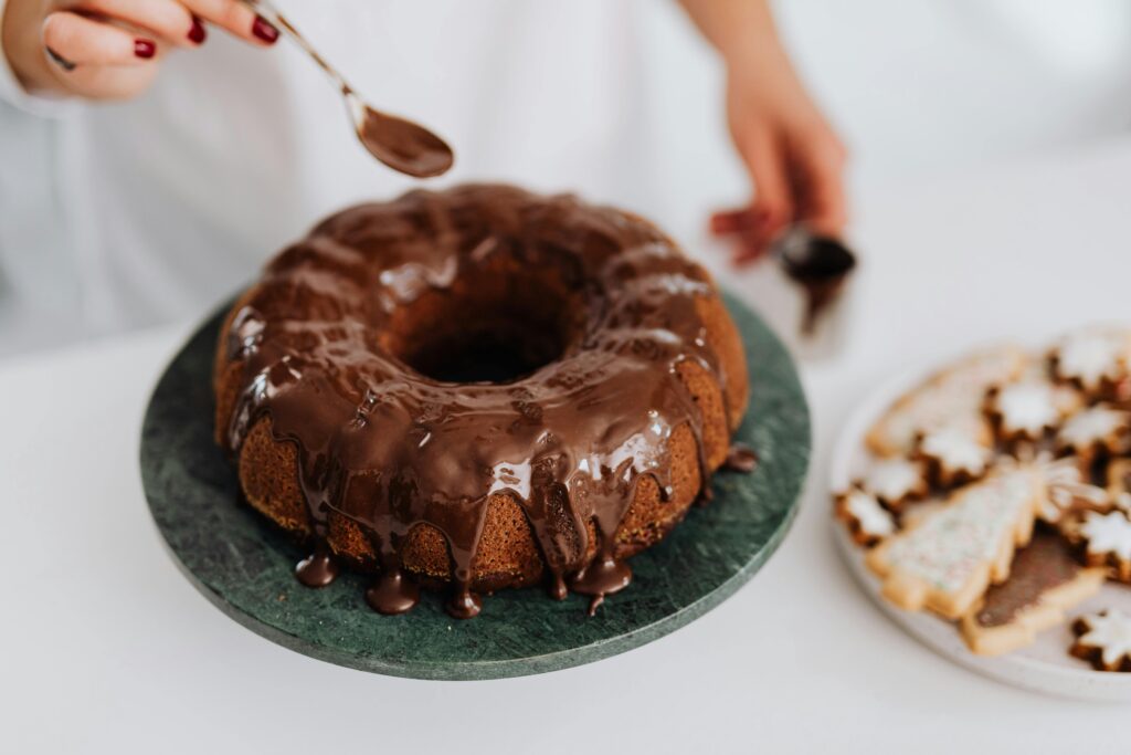 Bolo de Chocolate com recheio cremoso de Brigadeiro Receita fácil e irresistível