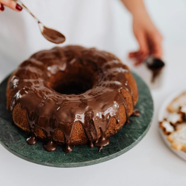 Bolo de Chocolate com recheio cremoso de Brigadeiro: Receita fácil e irresistível