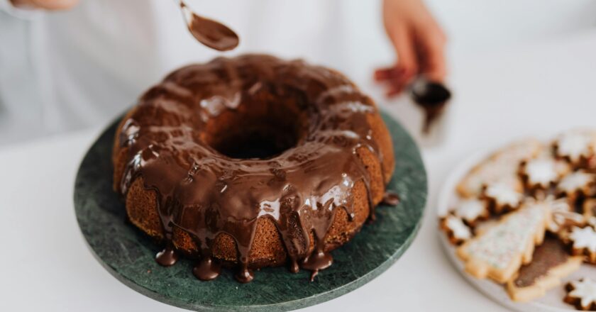 Bolo de Chocolate com recheio cremoso de Brigadeiro: Receita fácil e irresistível